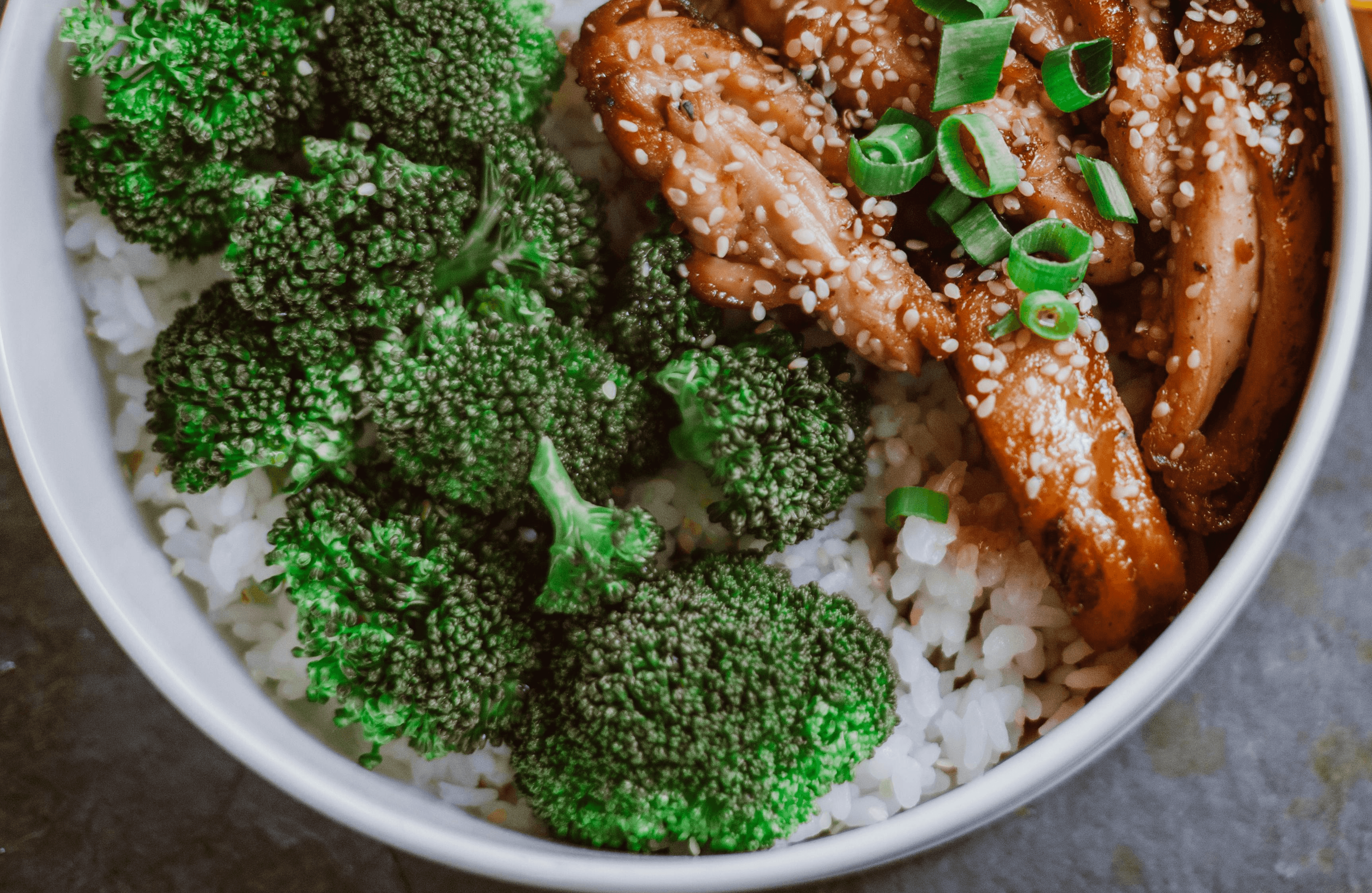 Bol de riz brun, saumon grillé, brocoli, et edamame